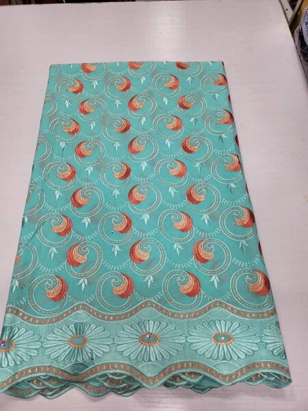 Tissu brodé coloré