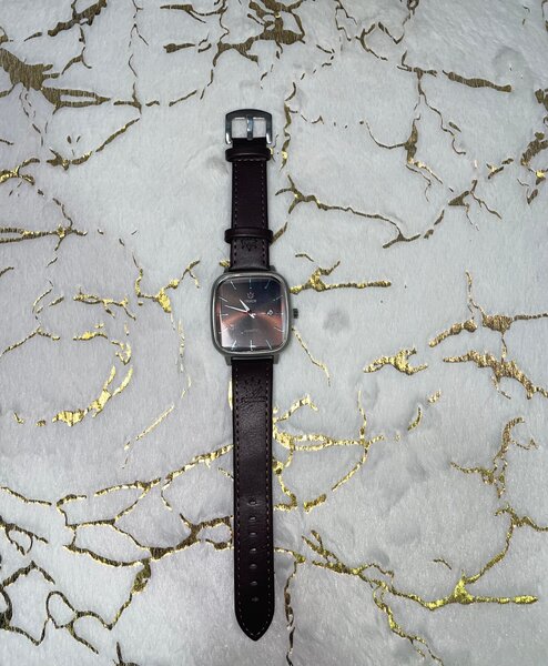 Montre élégante en cuir