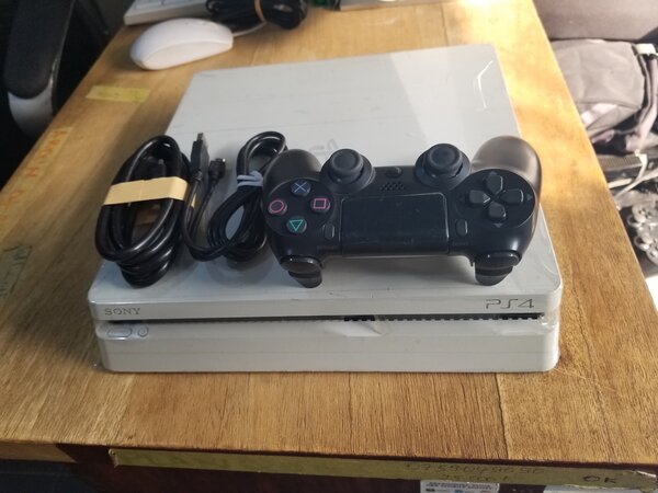 Console PS4 avec manette