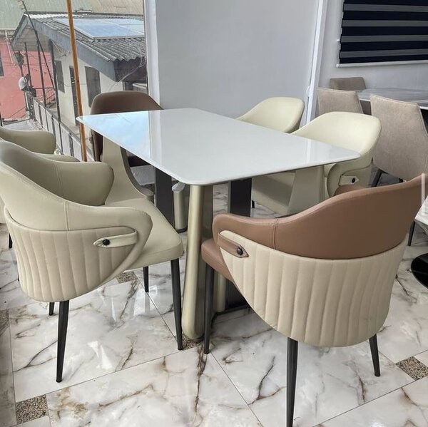 Table et chaises modernes