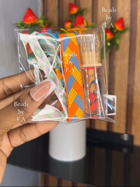 Set de bracelets colorés avec gloss