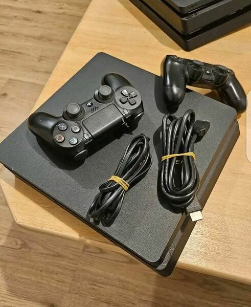 Console PlayStation avec manettes