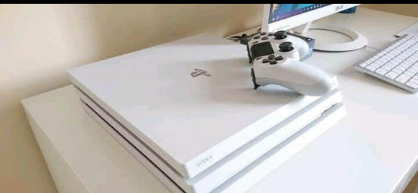 Console de jeu blanche Sony