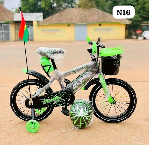 Vélo enfant avec drapeau