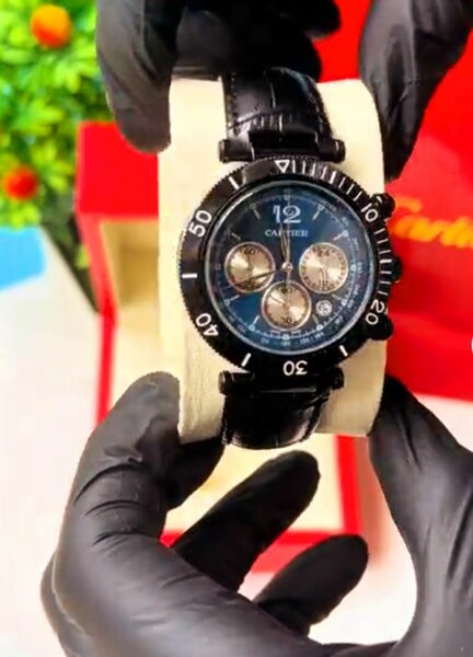 Montre élégante (CARTIER)