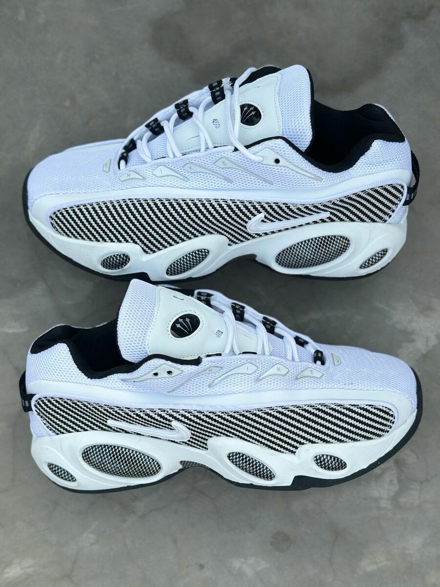 Basket Nike nocta dans carton