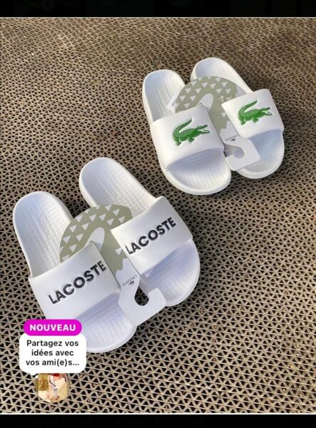 Claquettes blanches Lacoste