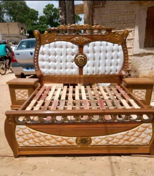 Lit double en bois luxueux