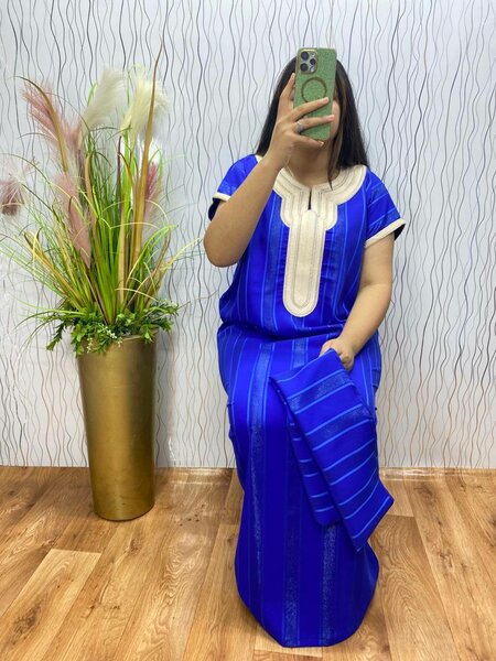 Caftan en soie rayé coloré