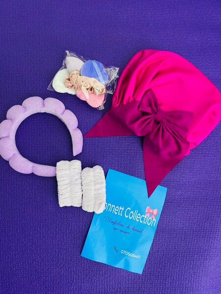 Bonnet en satin avec accessoires