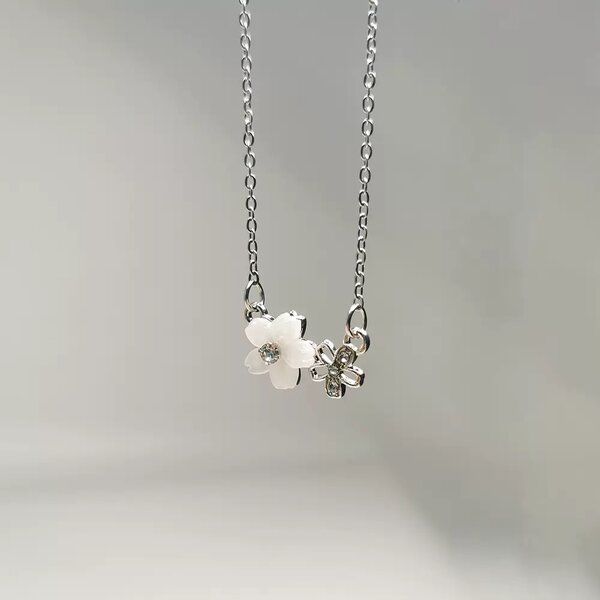 Collier Fleur Argenté Élégant