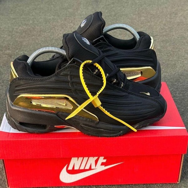 Nike Baskets Noir et Or