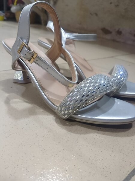 Sandales à talons scintillantes