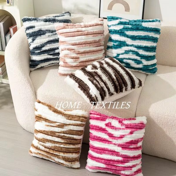 Coussins en fausse fourrure rayée