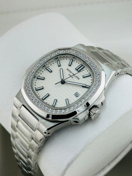 montre gris Patek Philippe cadran blanc 