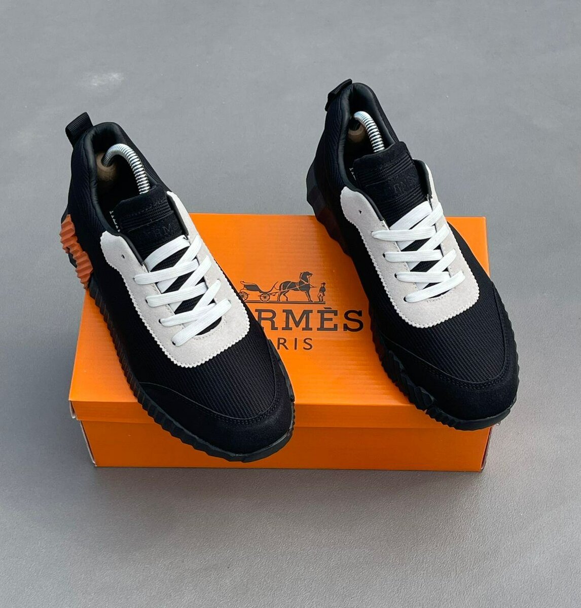 Baskets élégantes noires et blanches