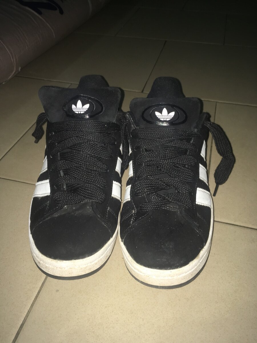 Chaussures de sport noires Adidas