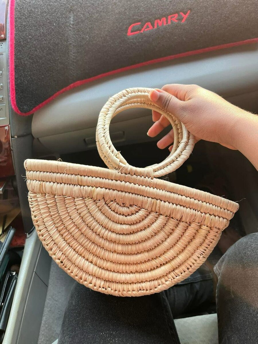 Panier en paille rond élégant