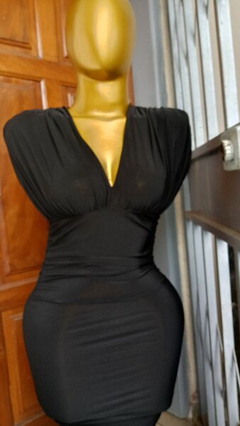 Robe moulante noire élégante