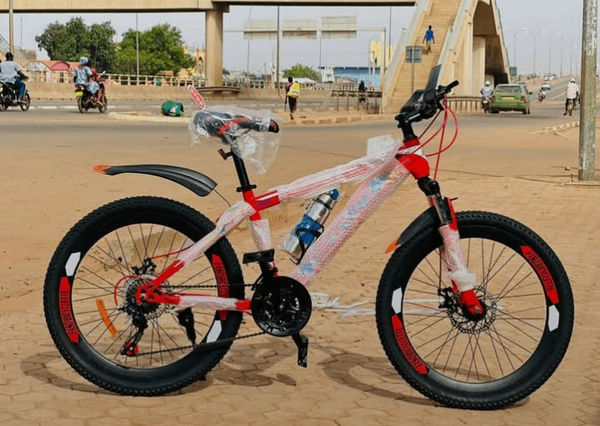 Vélo tout-terrain rouge et blanc