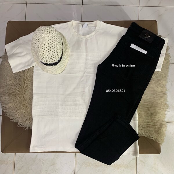 T-shirt, jeans trouser and a cap