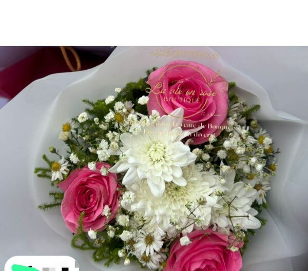 Bouquet de roses roses et fleurs blanches