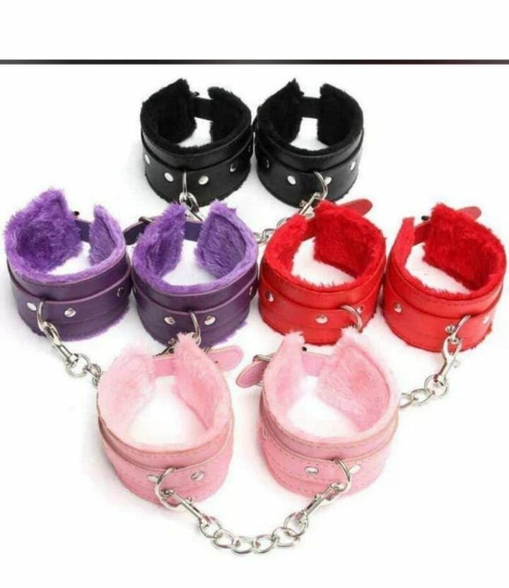 Menottes en peluche colorées