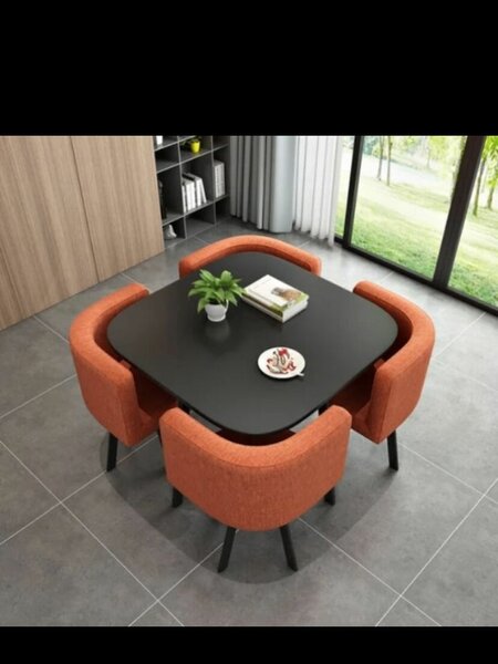 Table carrée moderne avec chaises