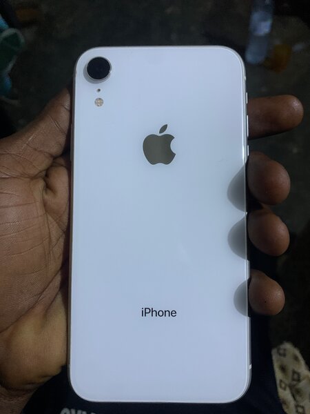 iPhone blanc avec coque
