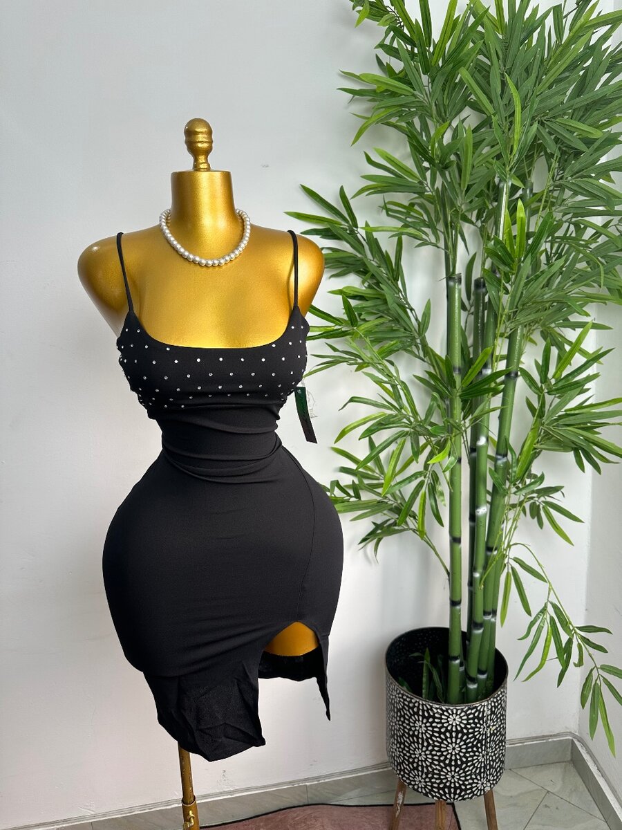 Robe Noire Élégante Perles