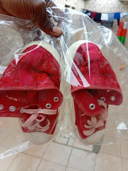 Sneakers en dentelle rouge tendance