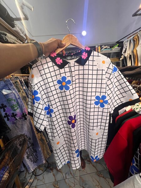 Chemise blanche à fleurs