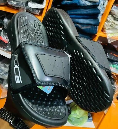 Claquettes confortables noires