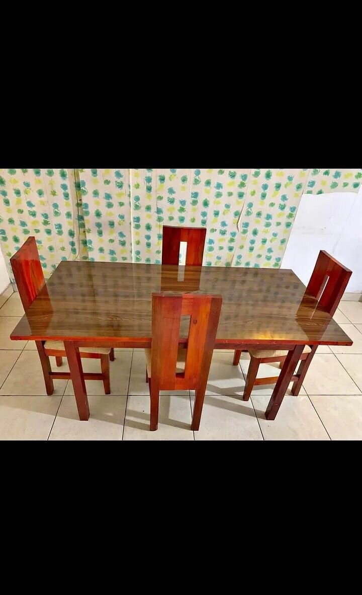 Table à manger en bois élégante