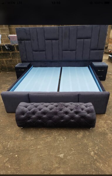 Queen size bed with two side drawers ottoman