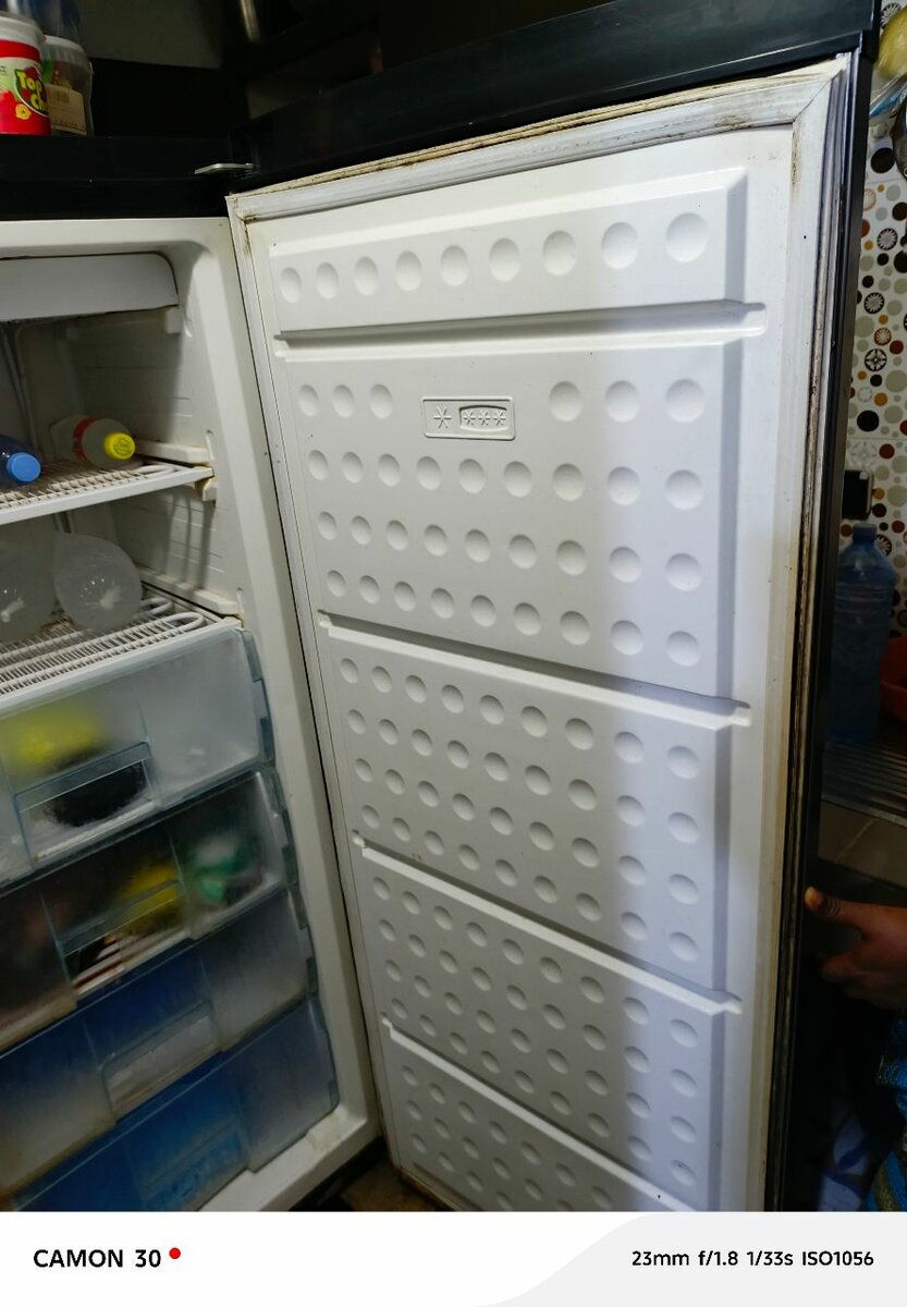 Congélateur vertical noir moderne