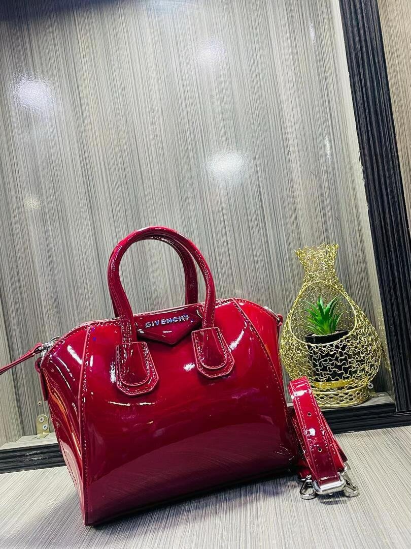 Sac à main élégant verni