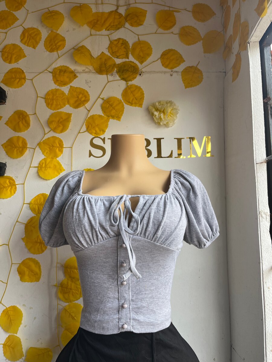 Top élégant à manches bouffantes