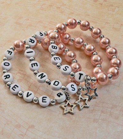 Bracelets colorés et charmants