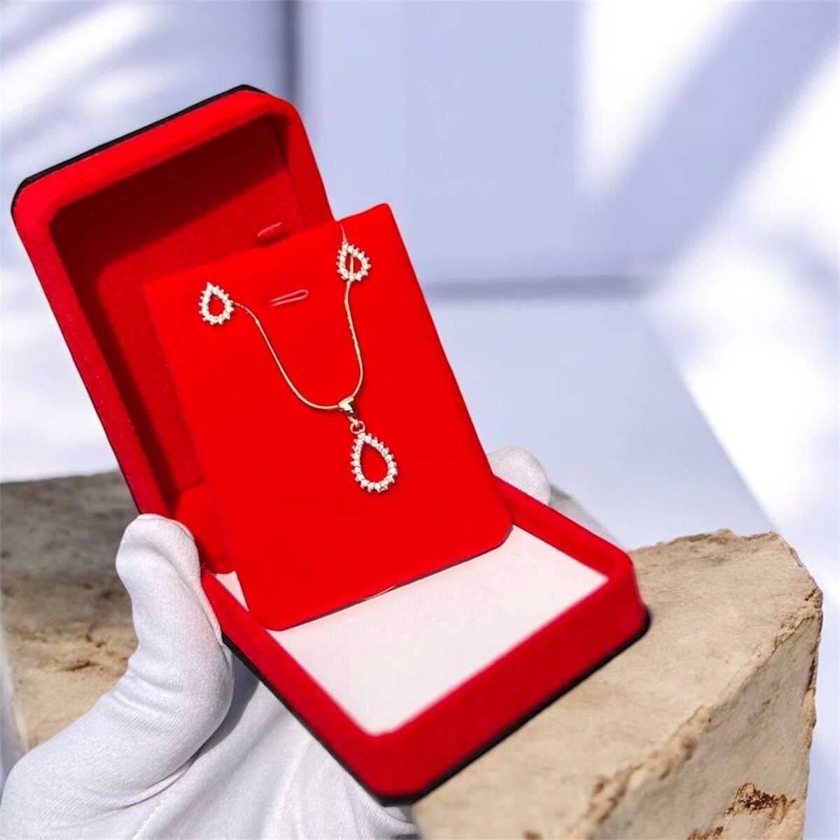 Ensemble collier et boucles d'oreilles