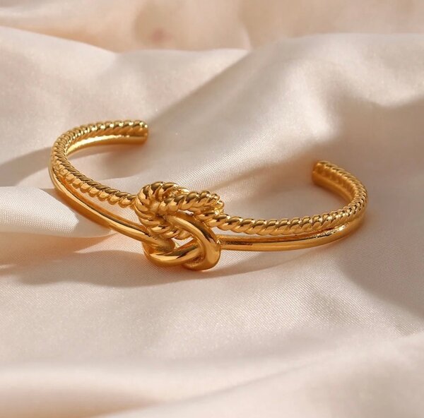 Bracelet en or avec nœud stylé