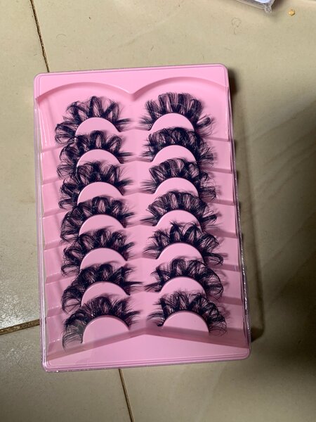 Faux cils volumineux