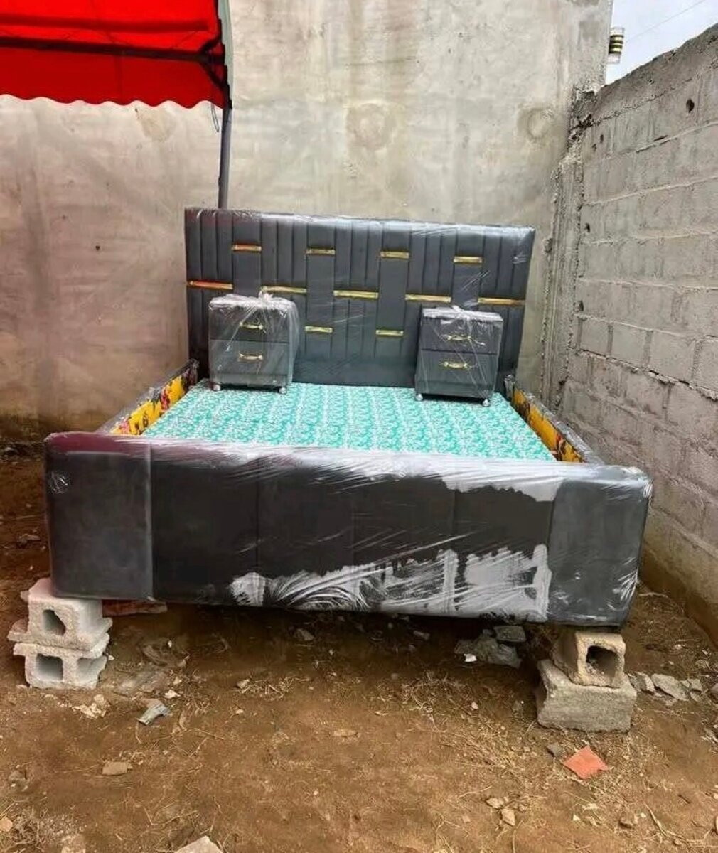 Lit en cuir avec tête de lit