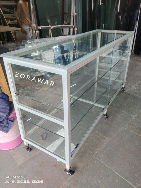 Vitrine en verre sur roulettes