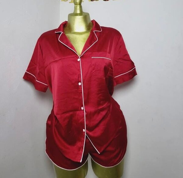 Pyjama en satin rouge
