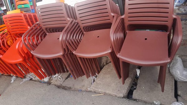 Chaises empilables en plastique