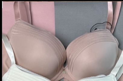 Базовый комплект с небольшим наполнителем и широким бесшовным поясом.