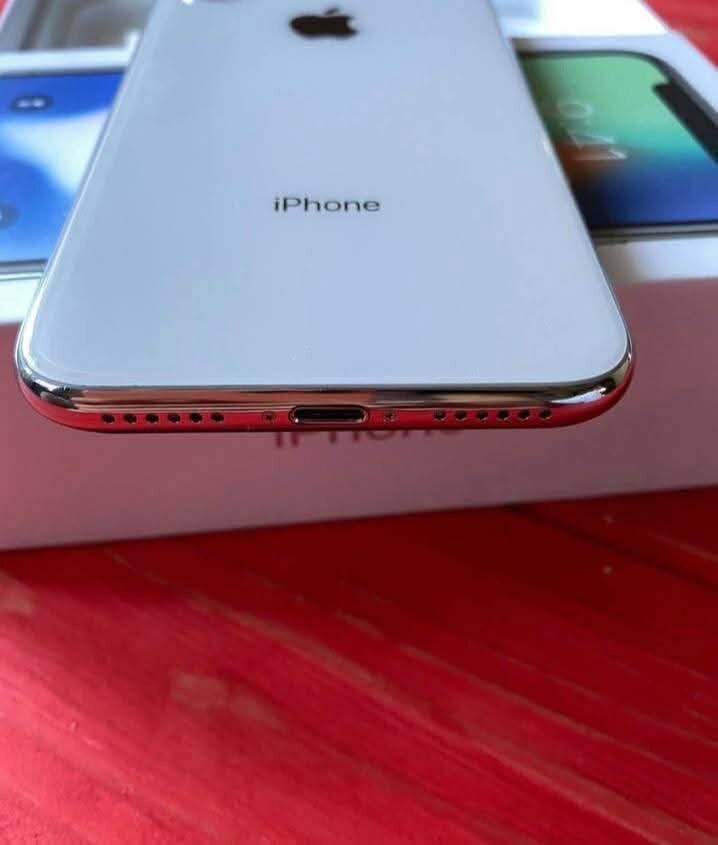 iPhone blanc avec AirPods