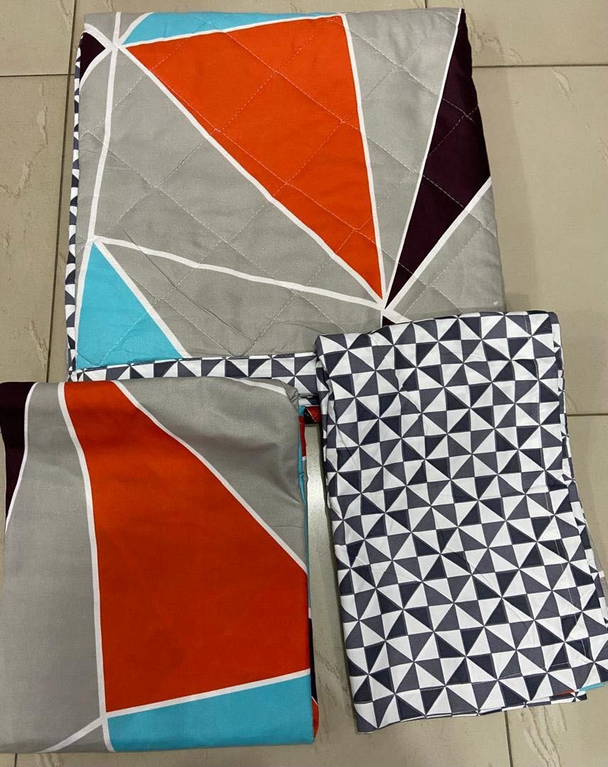 Bedding Set (1 Bedsheet, 4 Pillowcases and 1 Comforter)