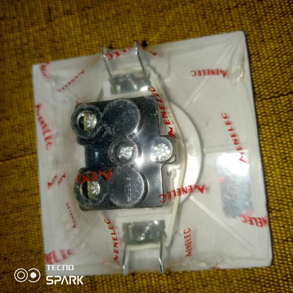 Prise murale électrique